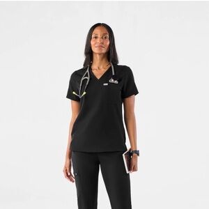 Figs Catarina One-Pocket Scrub Top™ PETITE - Black